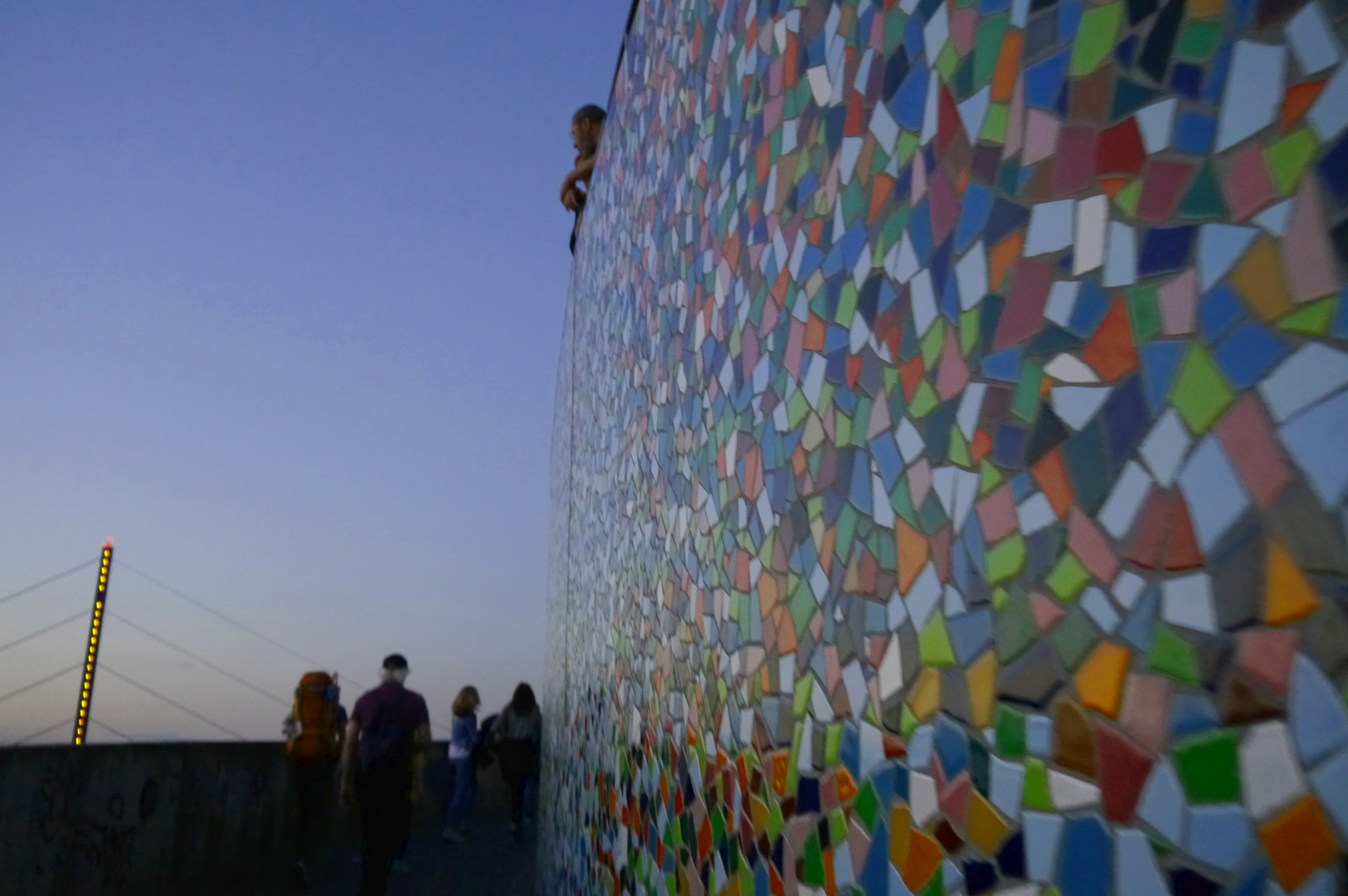 Abendblau mit Mosaikwand