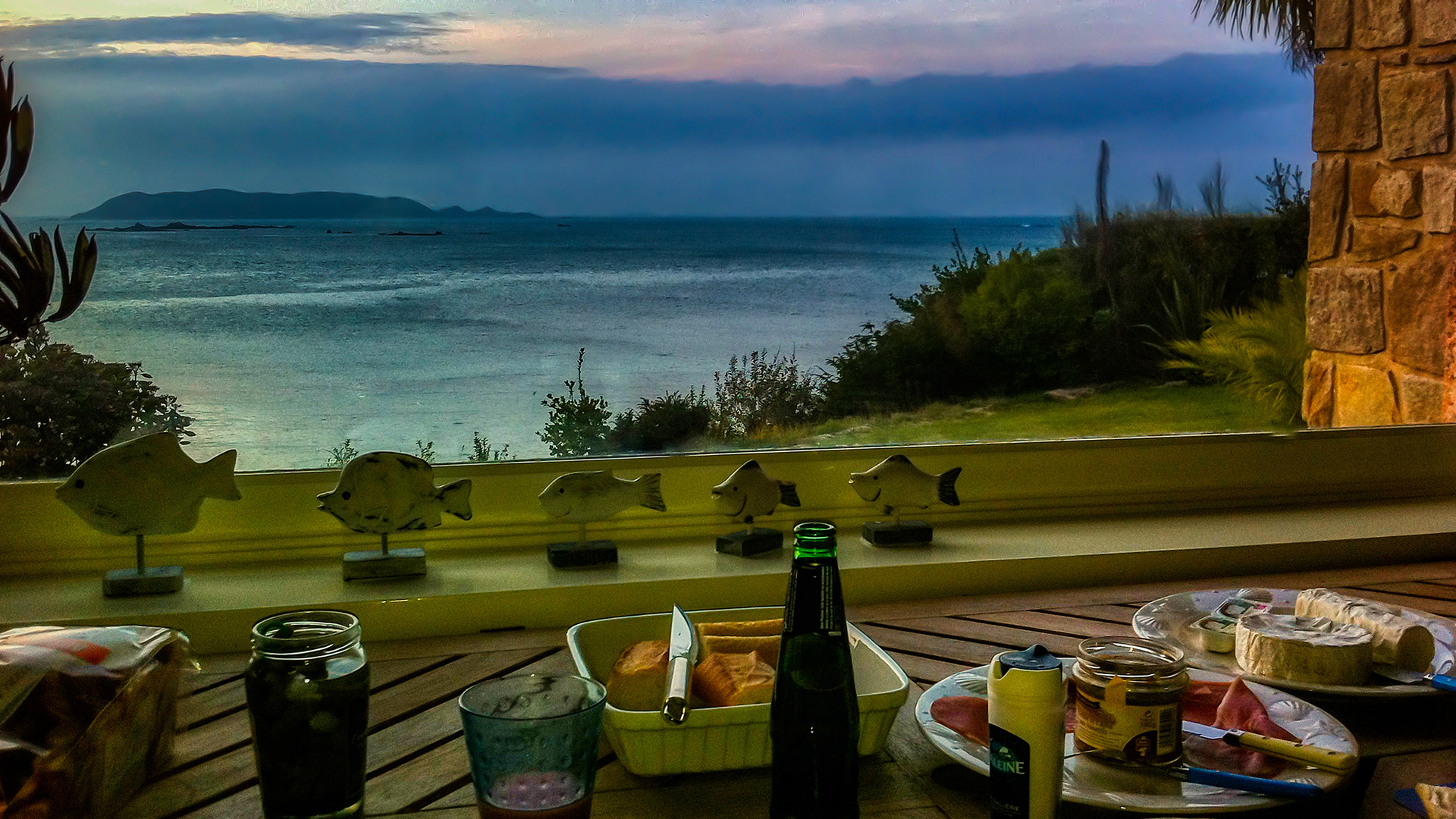 Abendbrot am Fenster zum Meer