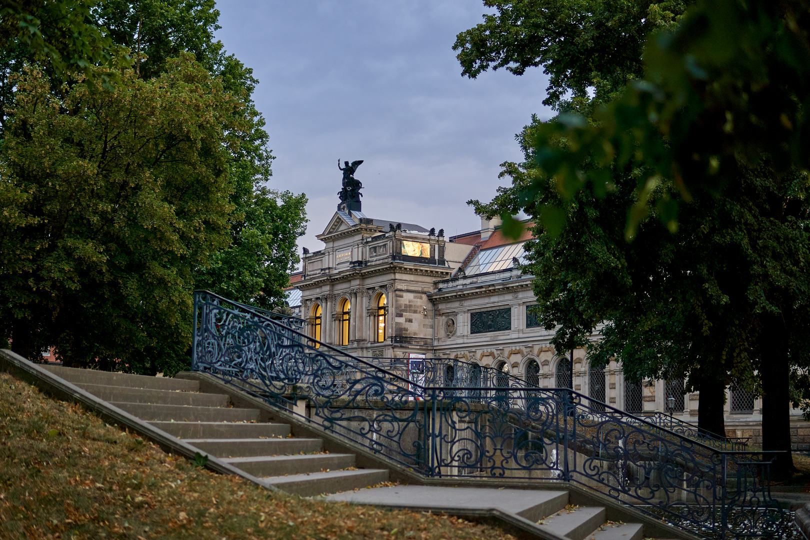 Abenddämmerung am Albertinum