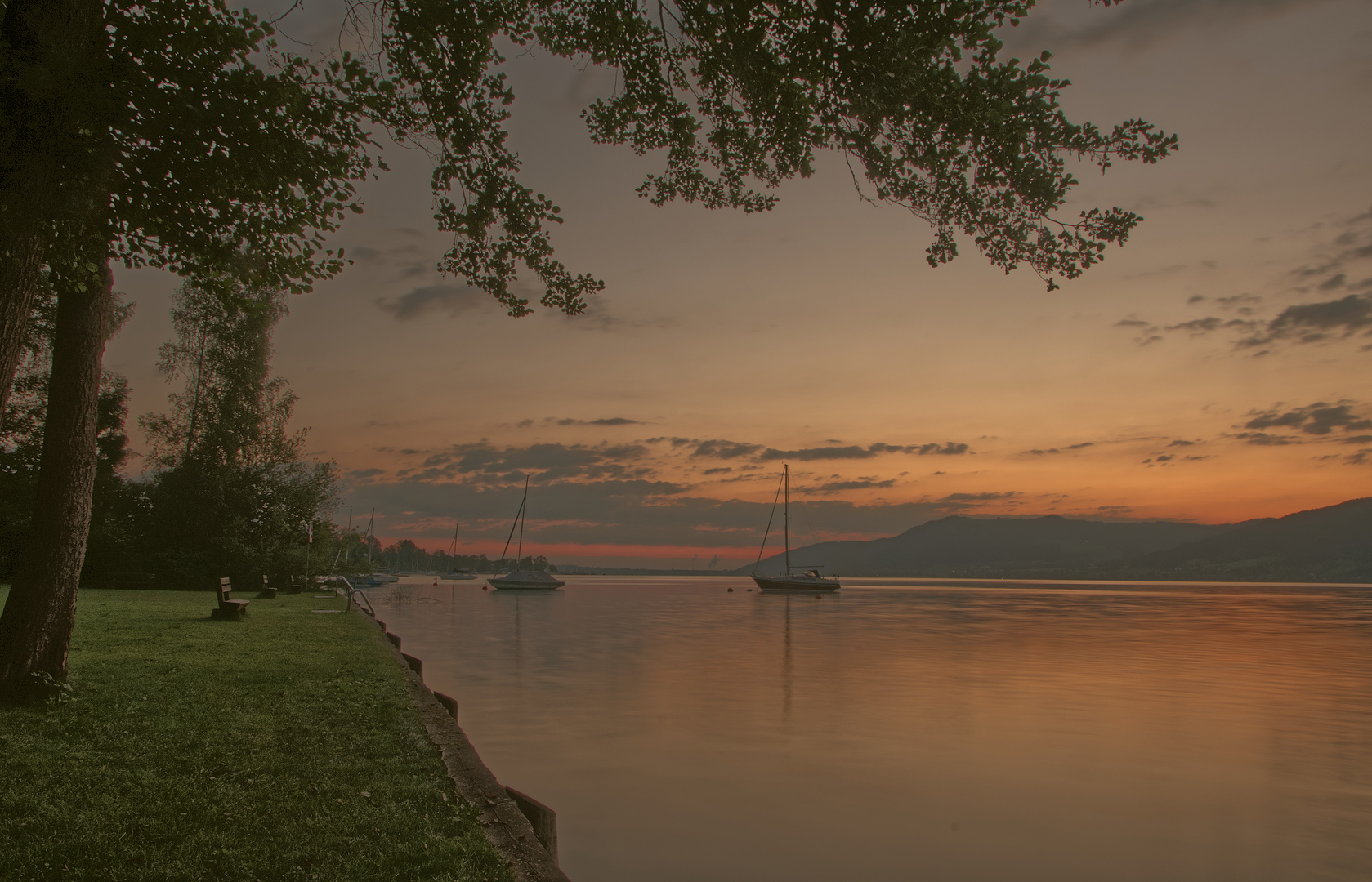 Abenddämmerung am Attersee.