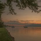 Abenddämmerung am Attersee.