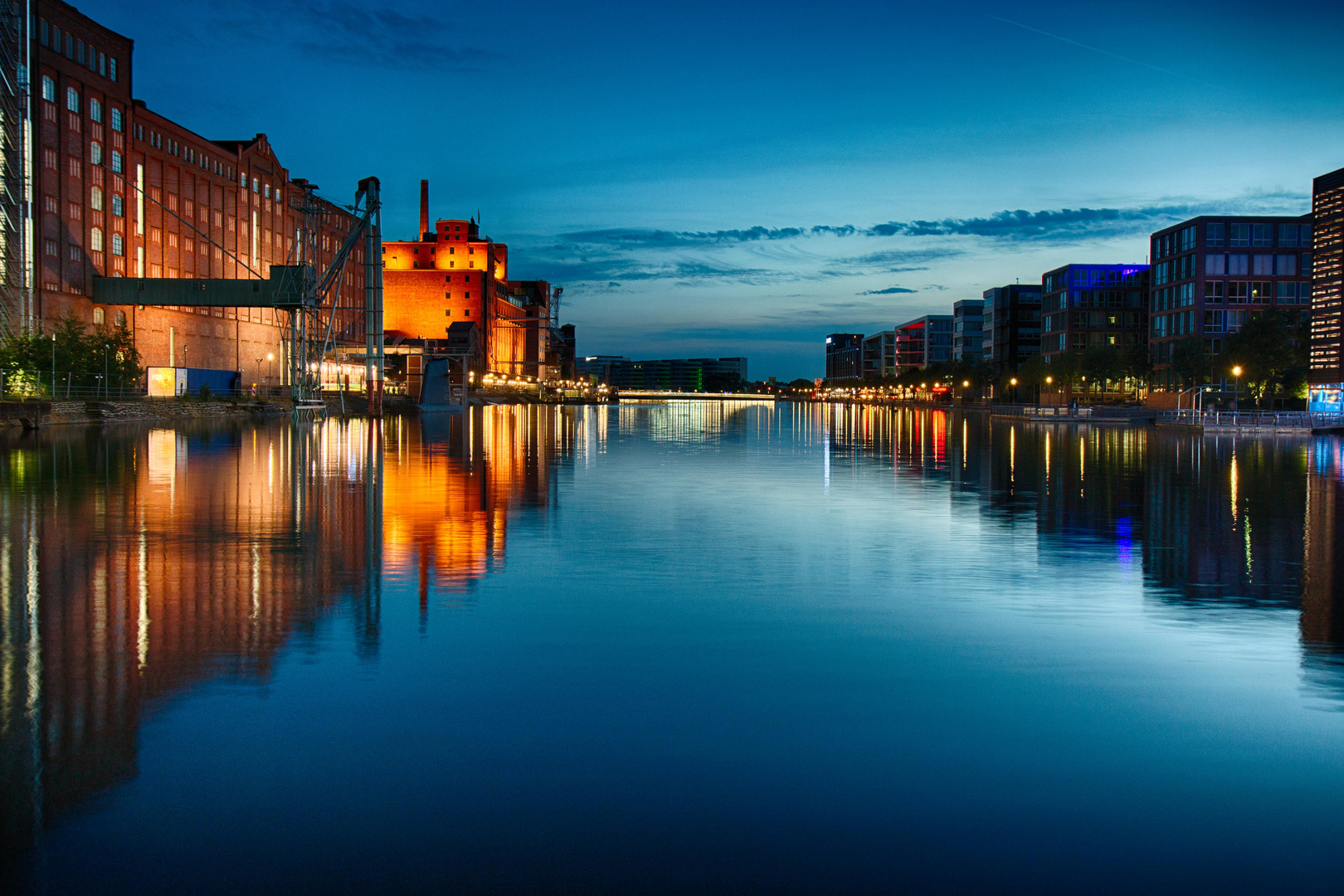 Abenddämmerung am Duisburger Hafen