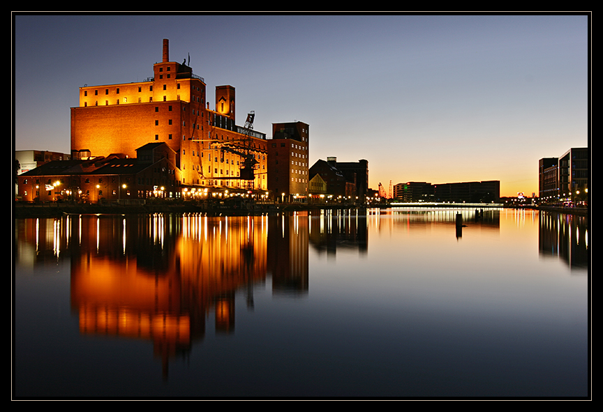 Abenddämmerung am Duisburger Innenhafen