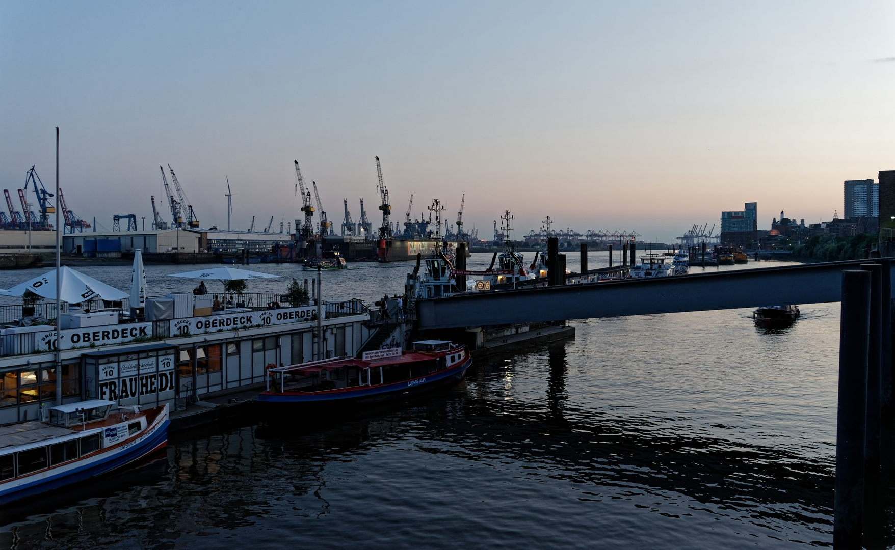 Abenddämmerung am Hafen