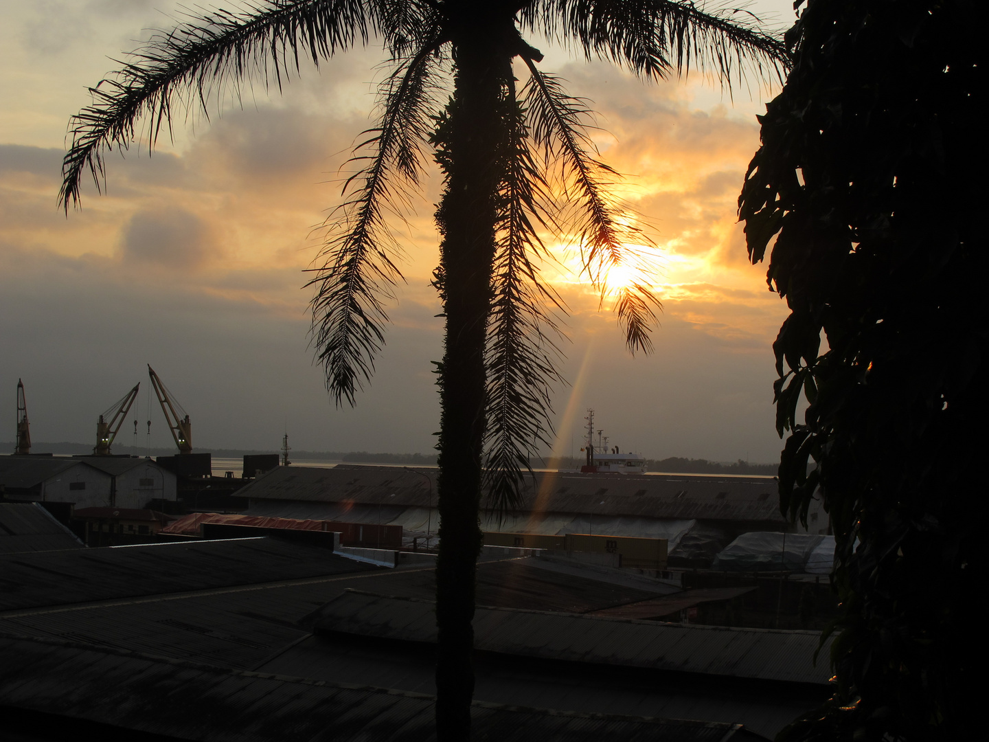 Abenddämmerung am Hafen