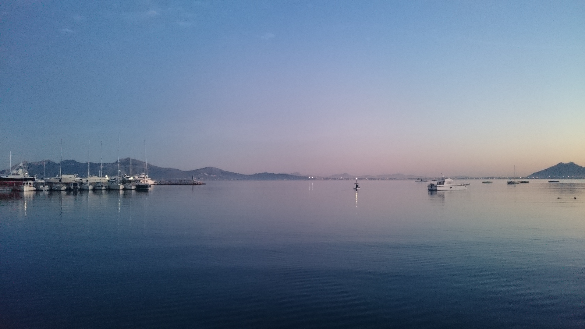 Abenddämmerung am Hafen