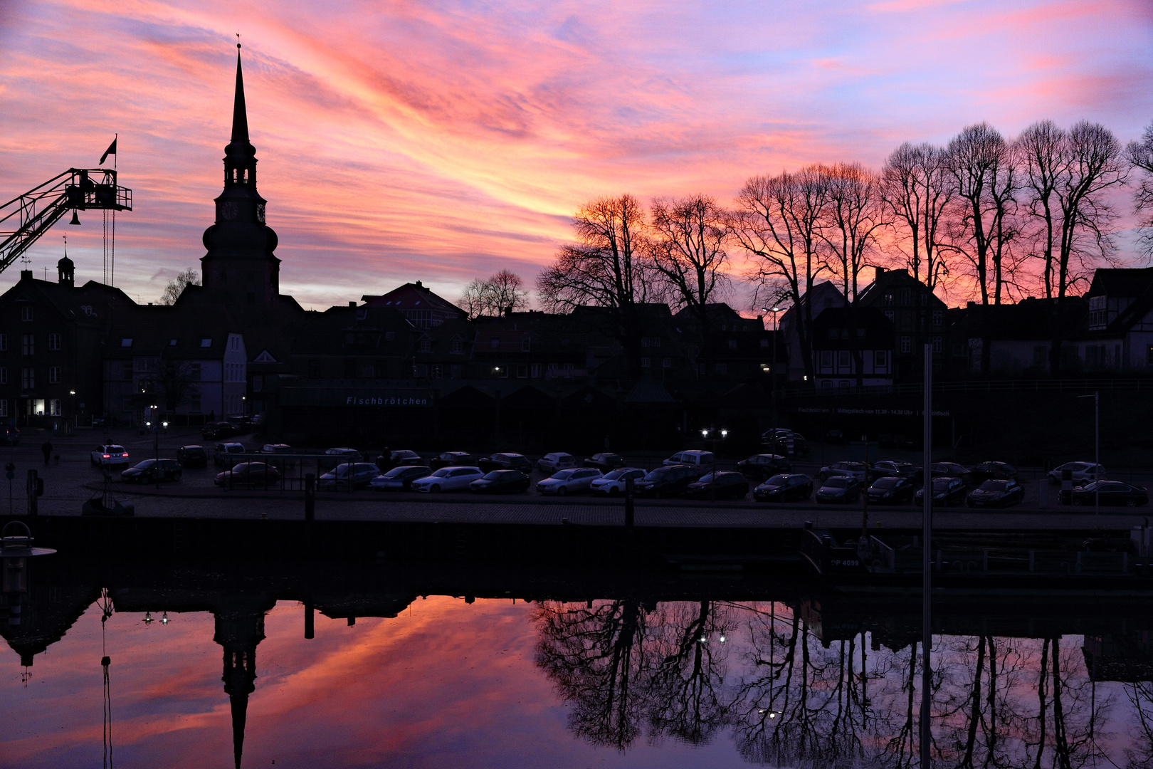 Abenddämmerung am Hafen in Stade