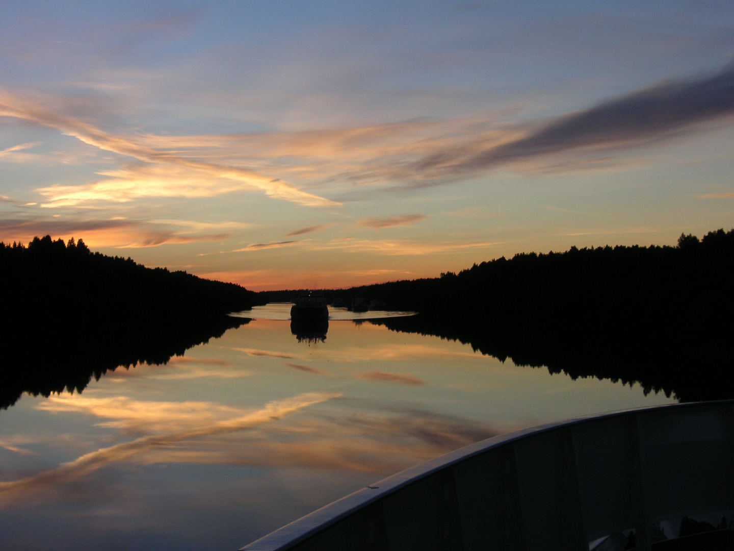 Abenddämmerung am Onega-See, Russland.