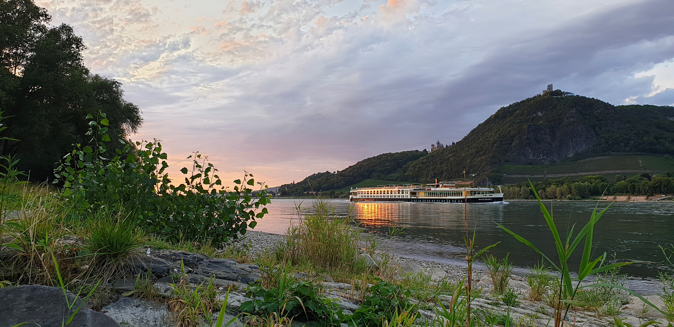 Abenddämmerung am Rhein