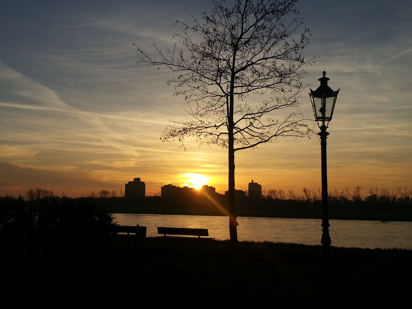 Abenddämmerung am Rhein zu Düsseldorf (Hamm)