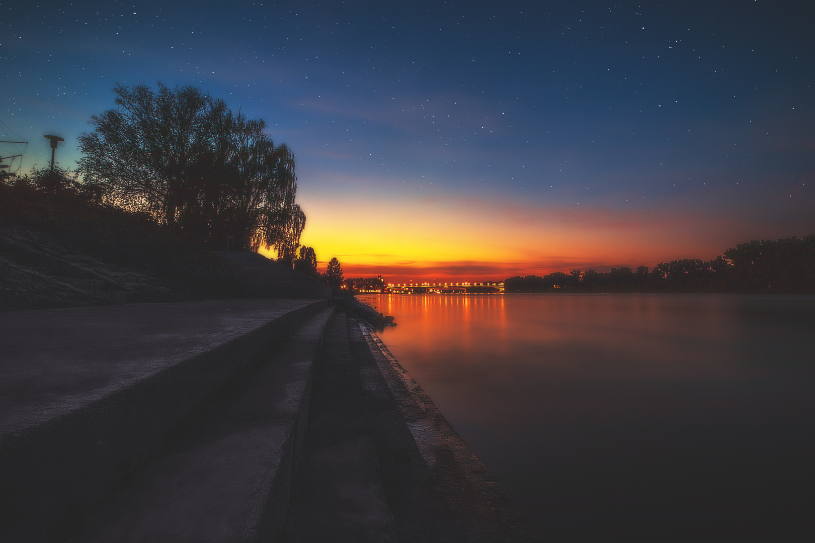 Abenddämmerung am Rheinufer