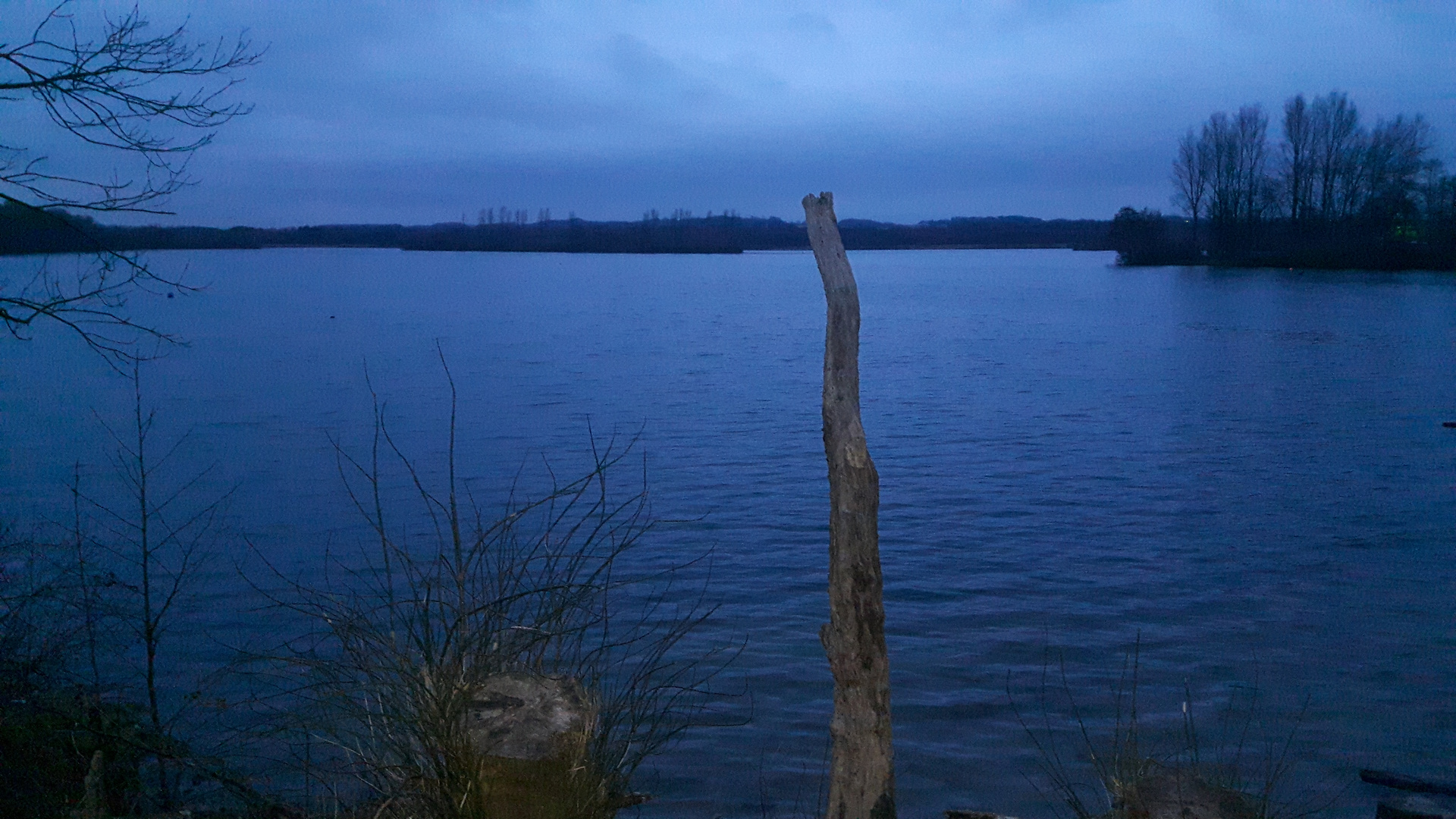 Abenddämmerung am See