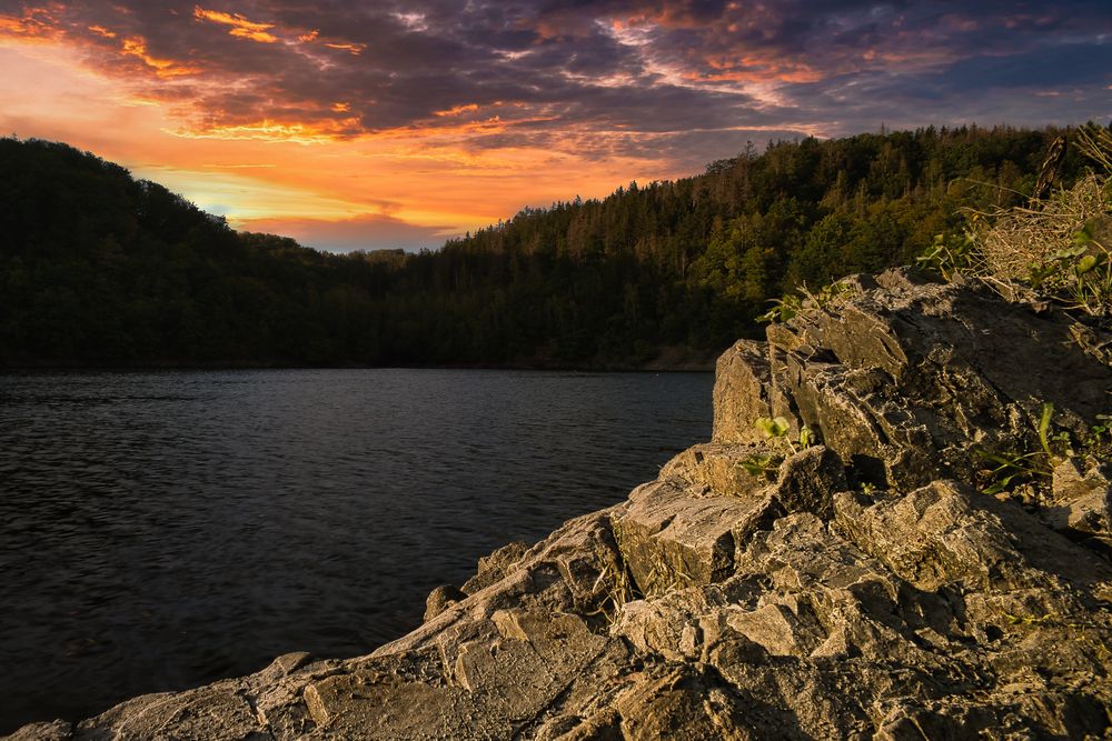 Abenddämmerung am Stausee