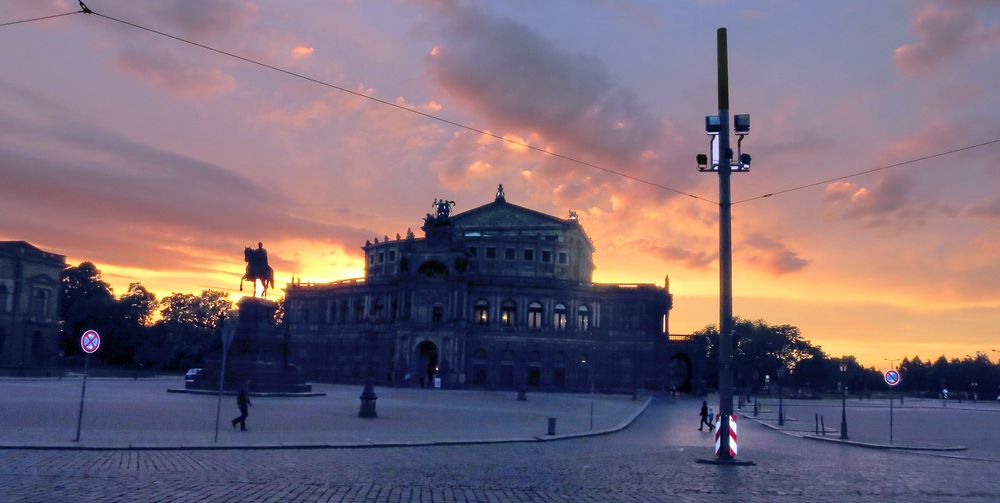 Abenddämmerung am Theaterplatz