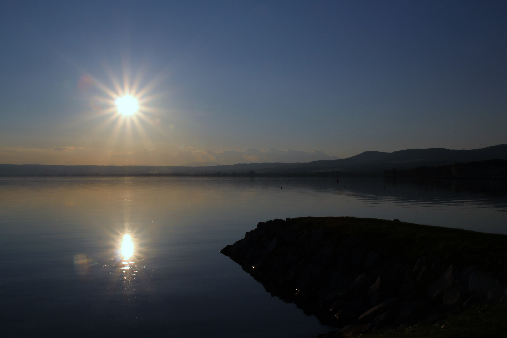 Abenddämmerung am Vulkansee in Italien