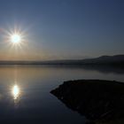 Abenddämmerung am Vulkansee in Italien