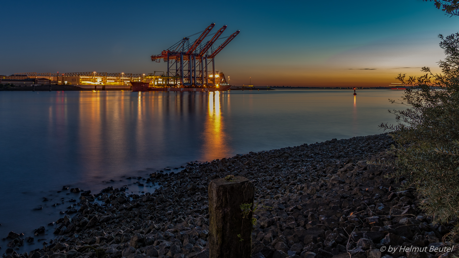 Abenddämmerung an der Elbe mit ZHEN HUA 20