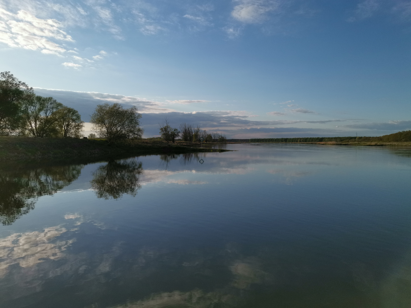 Abenddämmerung an der Oder                                Mein Beitrag für Spiegeltag am 14.05.2019