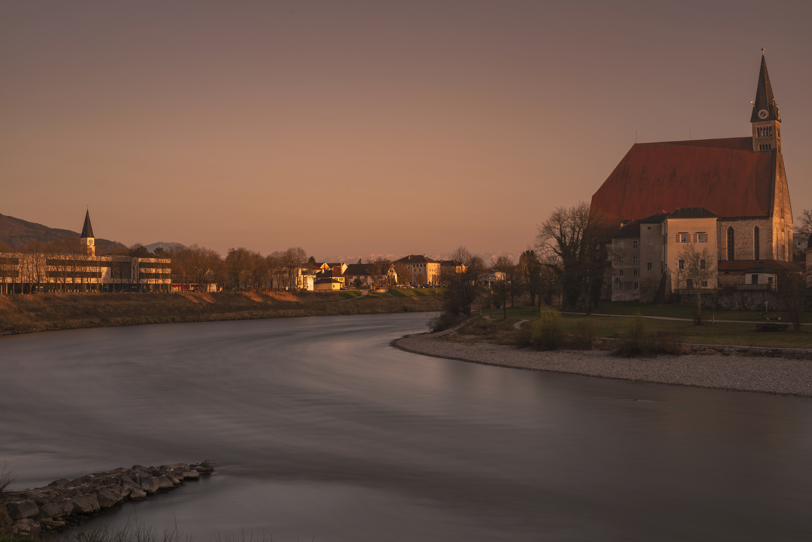 Abenddämmerung an der Salzach in Oberndorf bei Salzburg