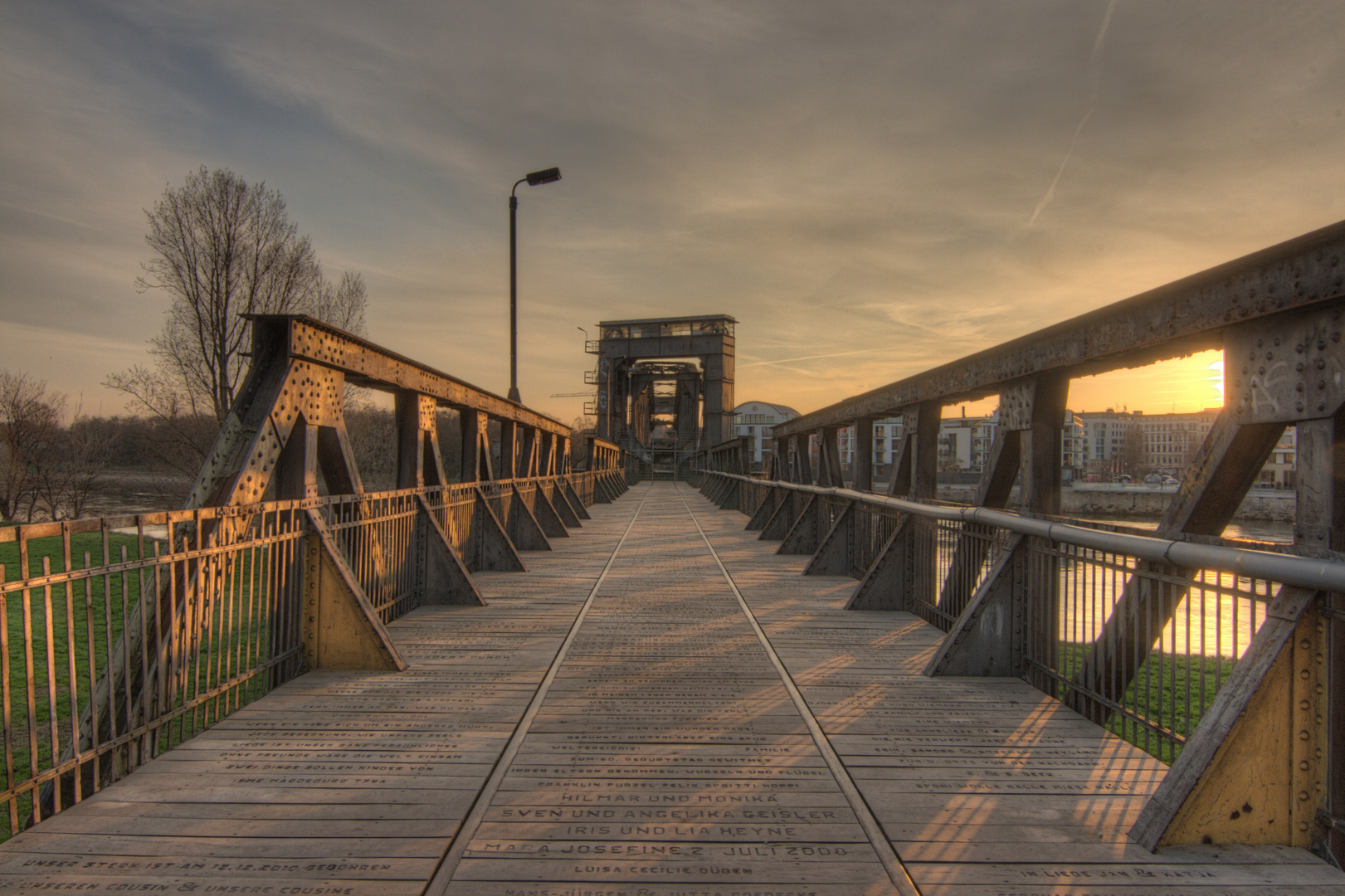 Abenddämmerung auf der Magdeburger Hubbrücke