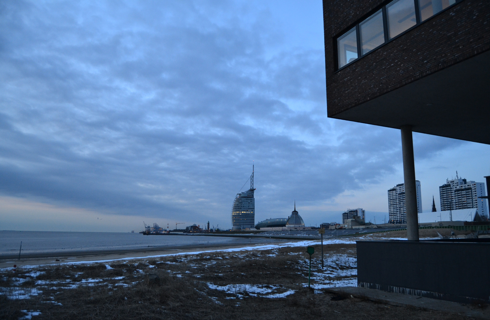 Abenddämmerung bei Eiseskälte am Lotsenhaus