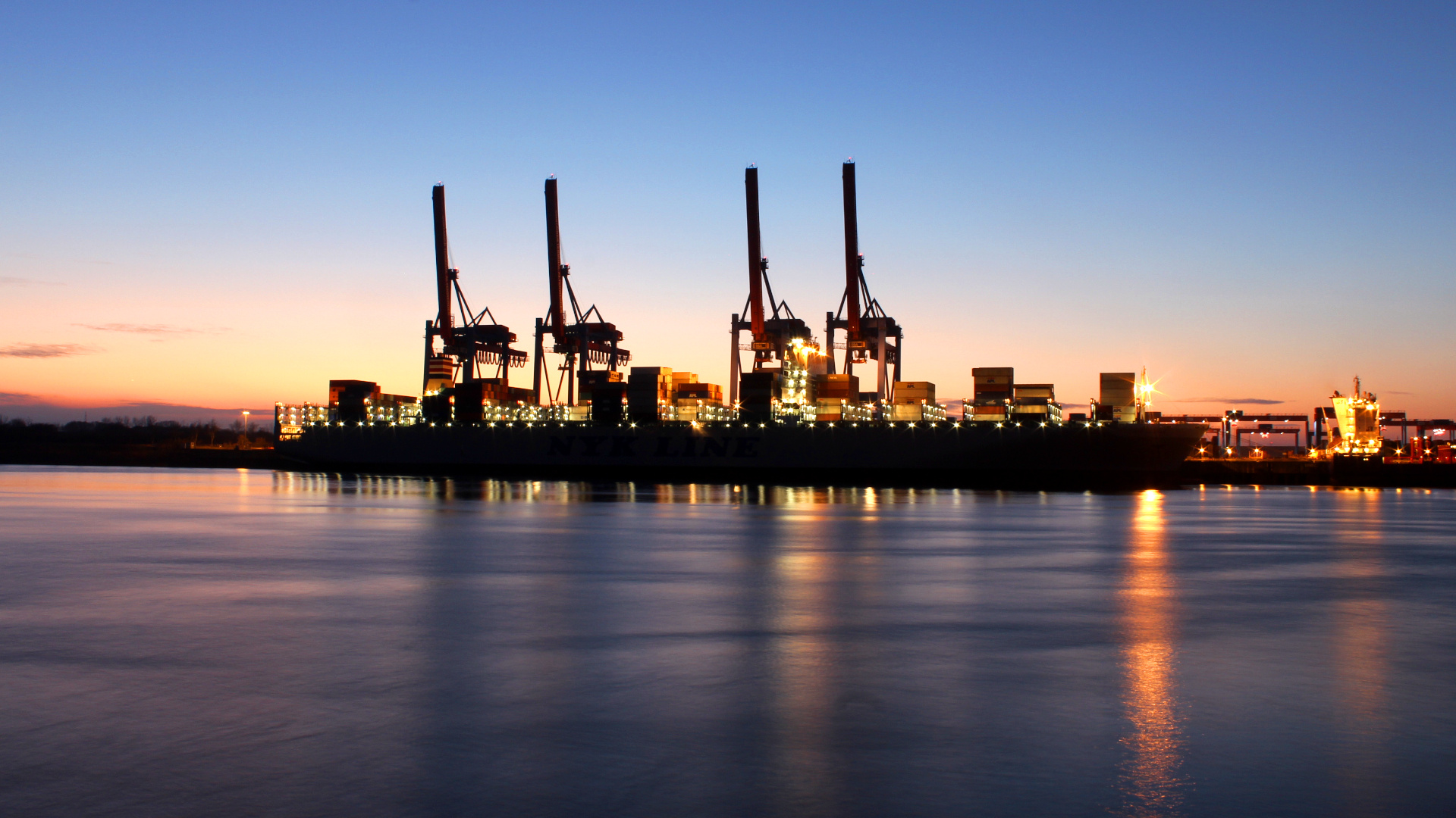 Abenddämmerung im Hamburger Hafen