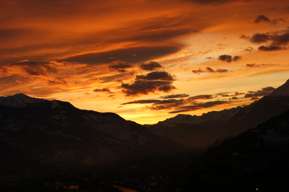 Abenddämmerung im Wallis, von einem Balkon in Ollon fotografiert!