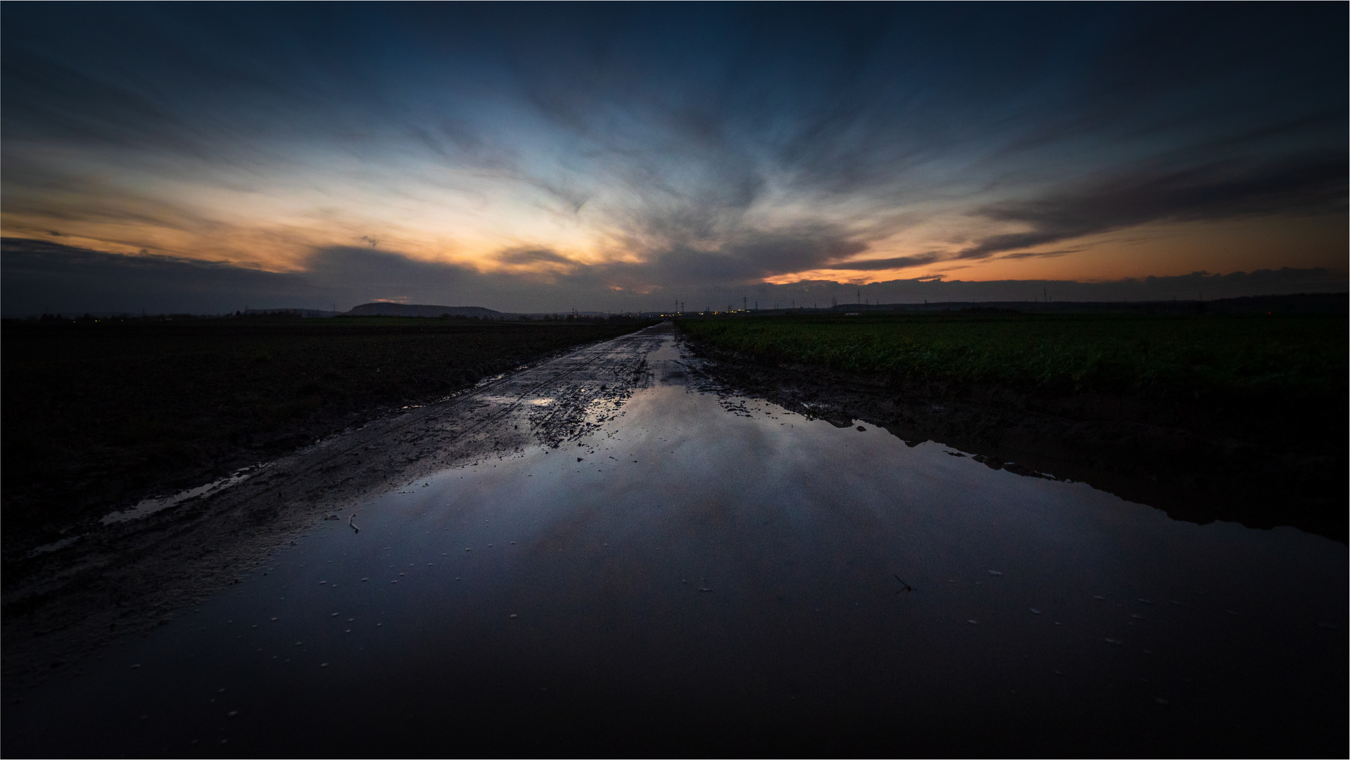 Abenddämmerung in den Feldern