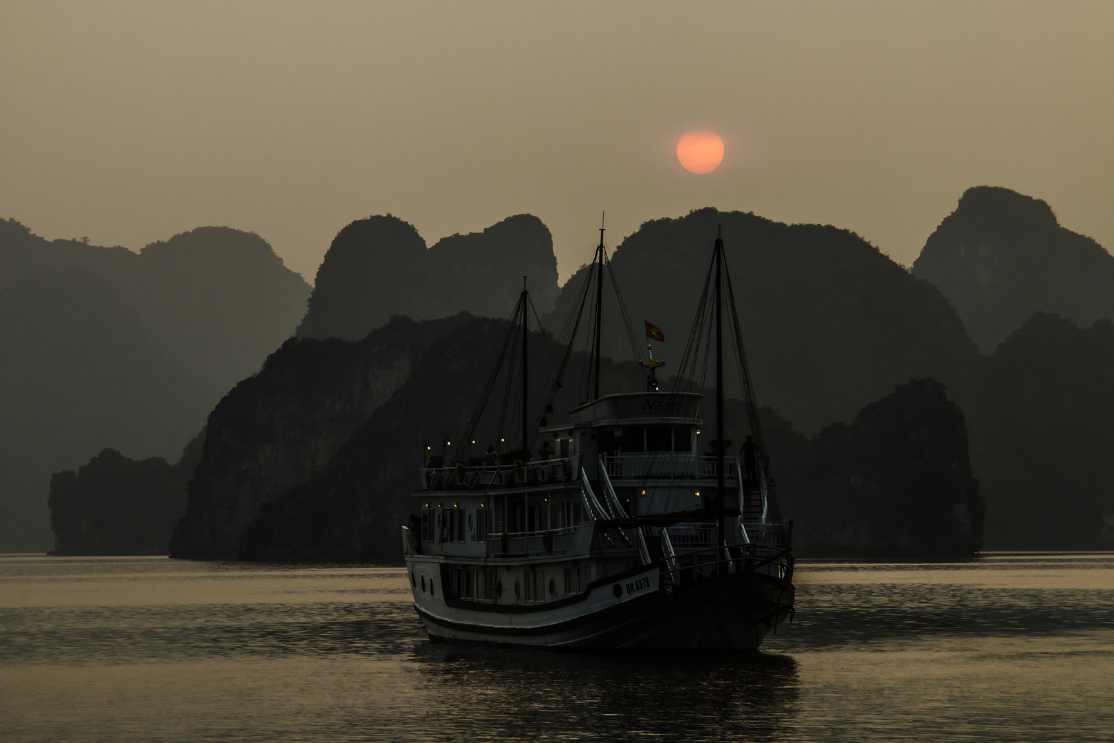 Abenddämmerung in der Halong-Bucht