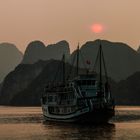 Abenddämmerung in der Halong-Bucht