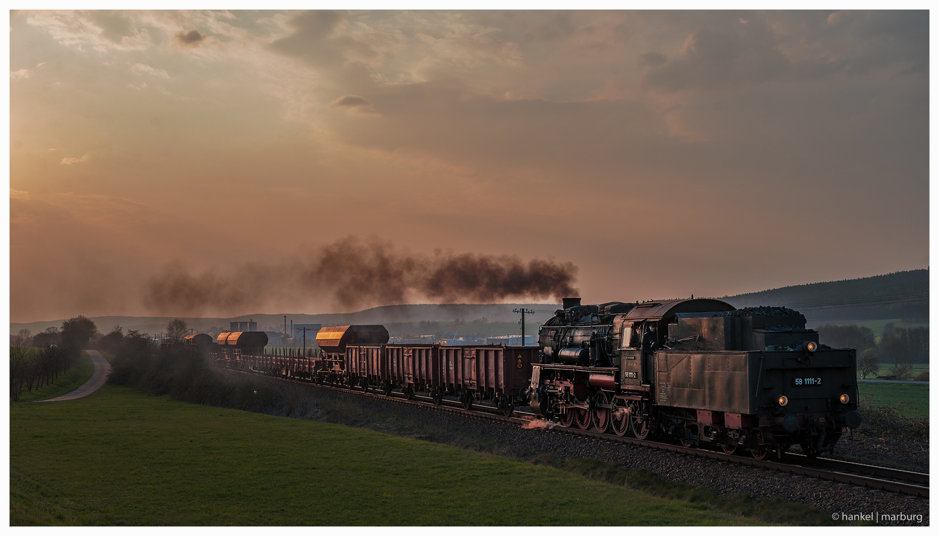 Abenddämmerung mit Streiflicht und Tender voraus bei Dreitzsch