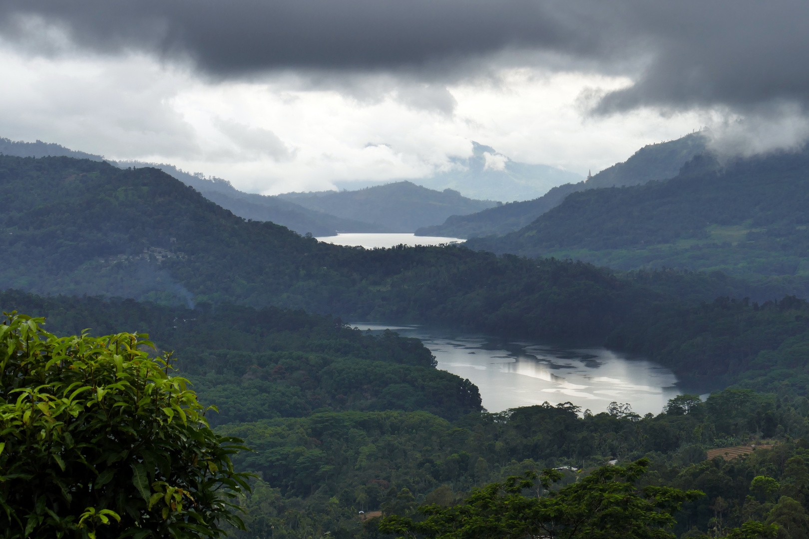 ...Abenddämmerung über dem Hochland Sri Lanka`s...