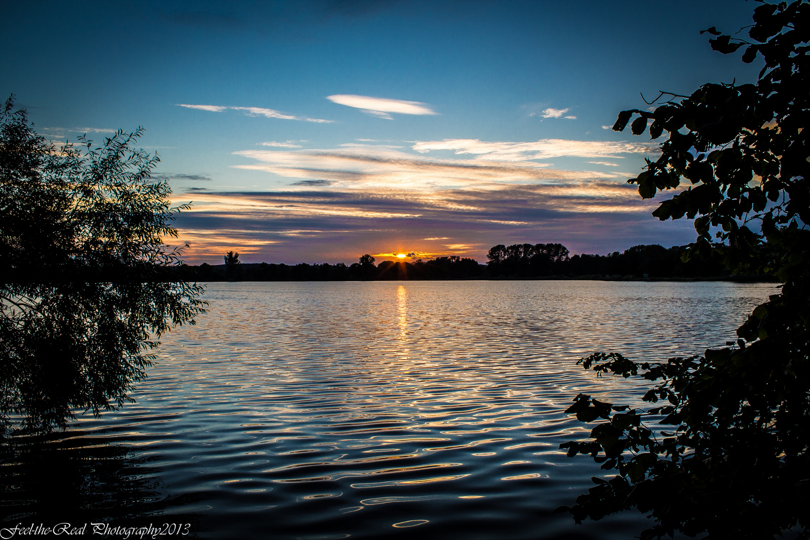 Abenddämmerung über dem See