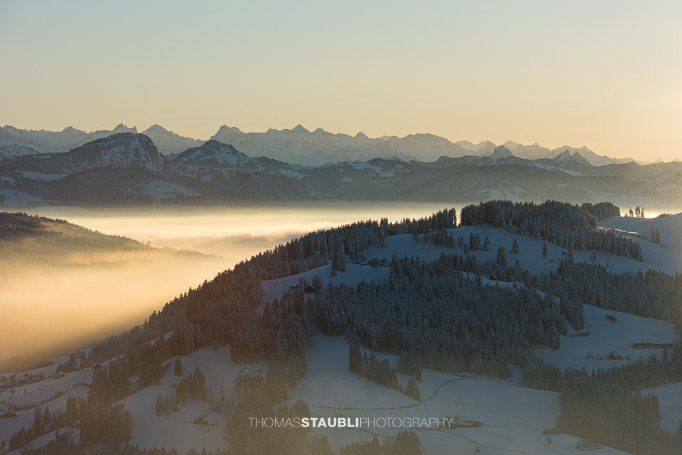 Abenddämmerung über den Schweizer Alpen