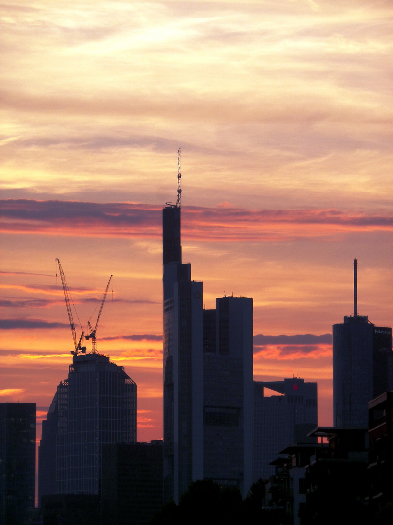 Abenddämmerung über der Skyline Frankfurt