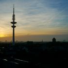 Abenddämmerung über der Skyline von Hamburg