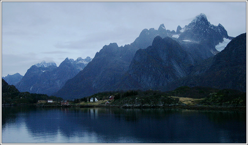 Abenddämmerung um 16.35h im Raftsund,