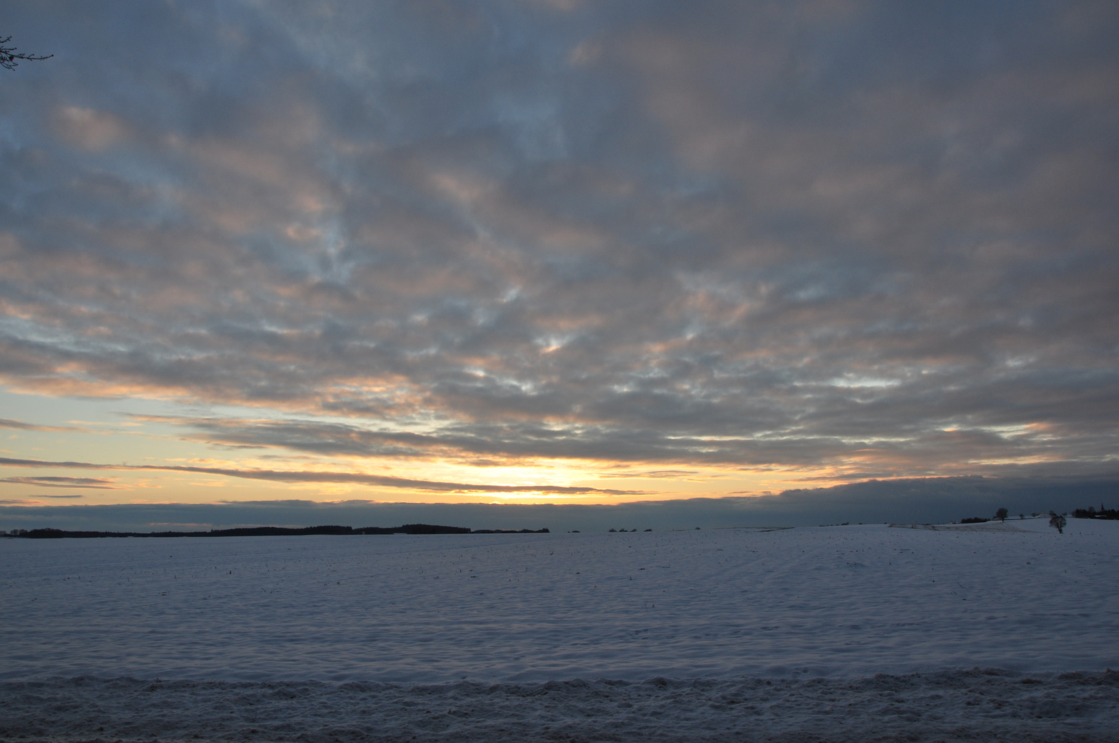 Abenddämmerung und verschneites Feld