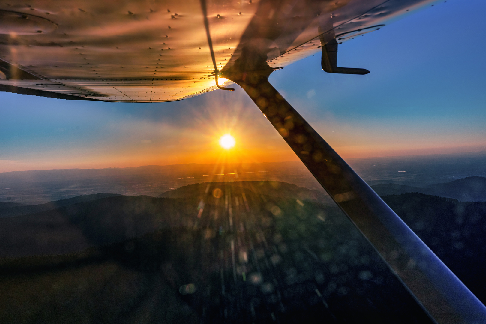 Abendflug im Sonnen Untergang 