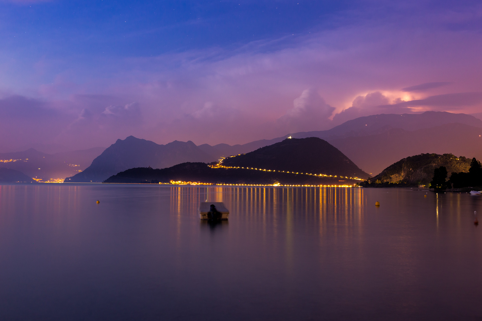 Abendgewitter in den Bergen hinter dem Iseo-See