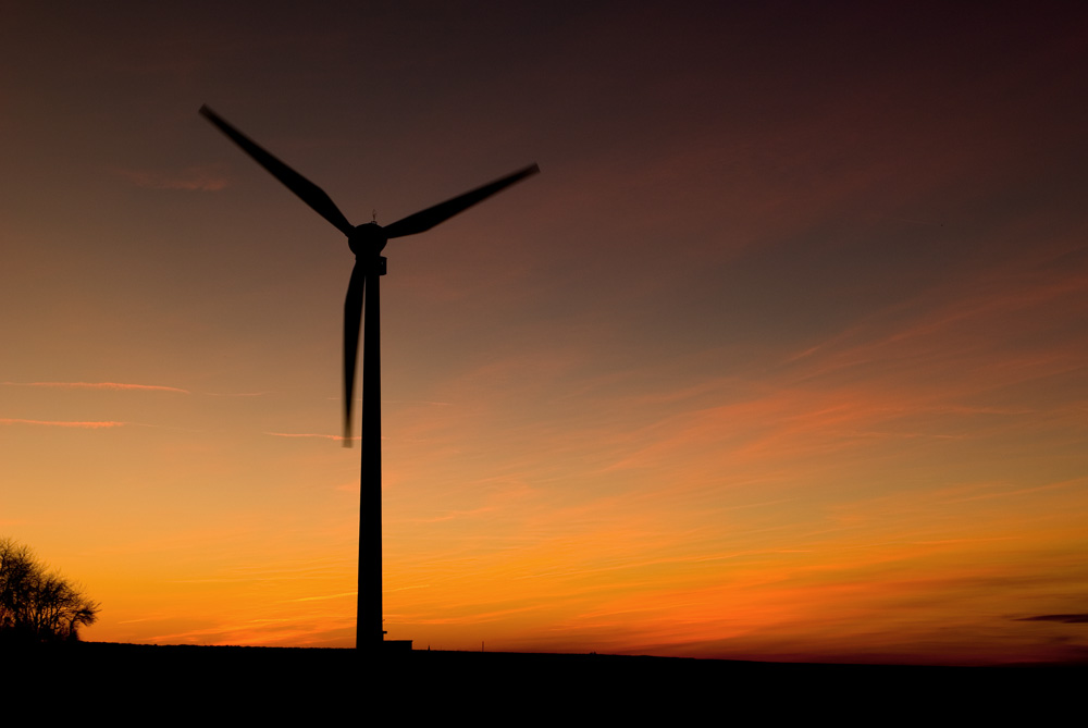 Abendglühen mit  Windkraft