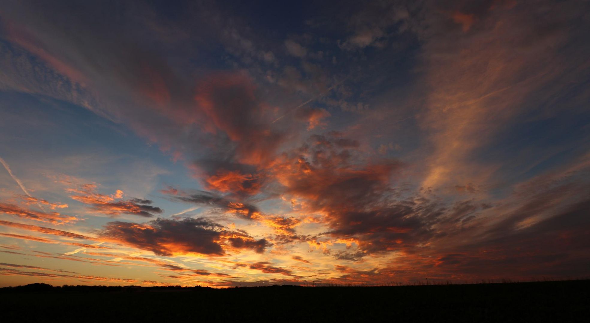 Abendhimmel an einem tropischen Sommertag