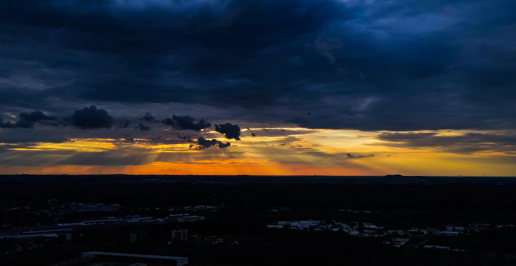 Abendhimmel bei aufziehendem Gewitter