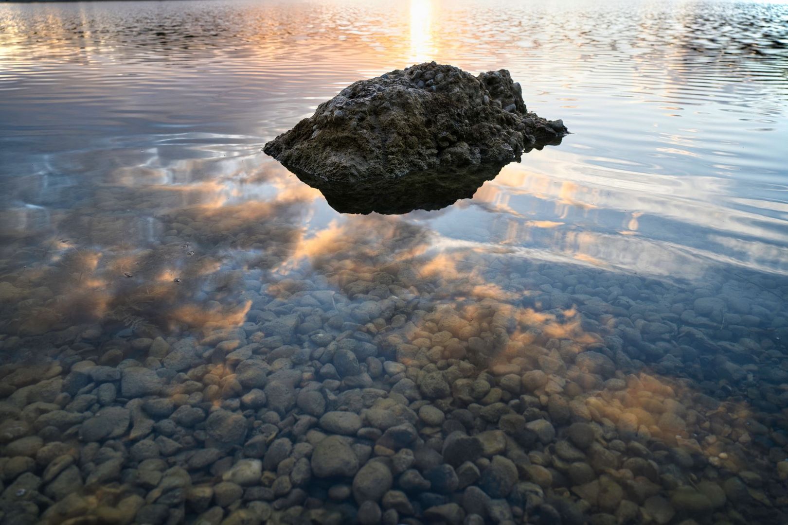 Abendhimmel gespiegelt in der Klarheit des Wassers