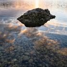 Abendhimmel gespiegelt in der Klarheit des Wassers