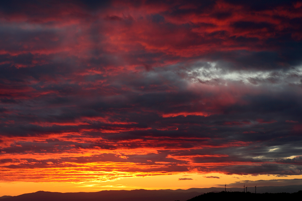 Abendhimmel in Schwarz, Rot, Gold