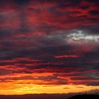 Abendhimmel in Schwarz, Rot, Gold