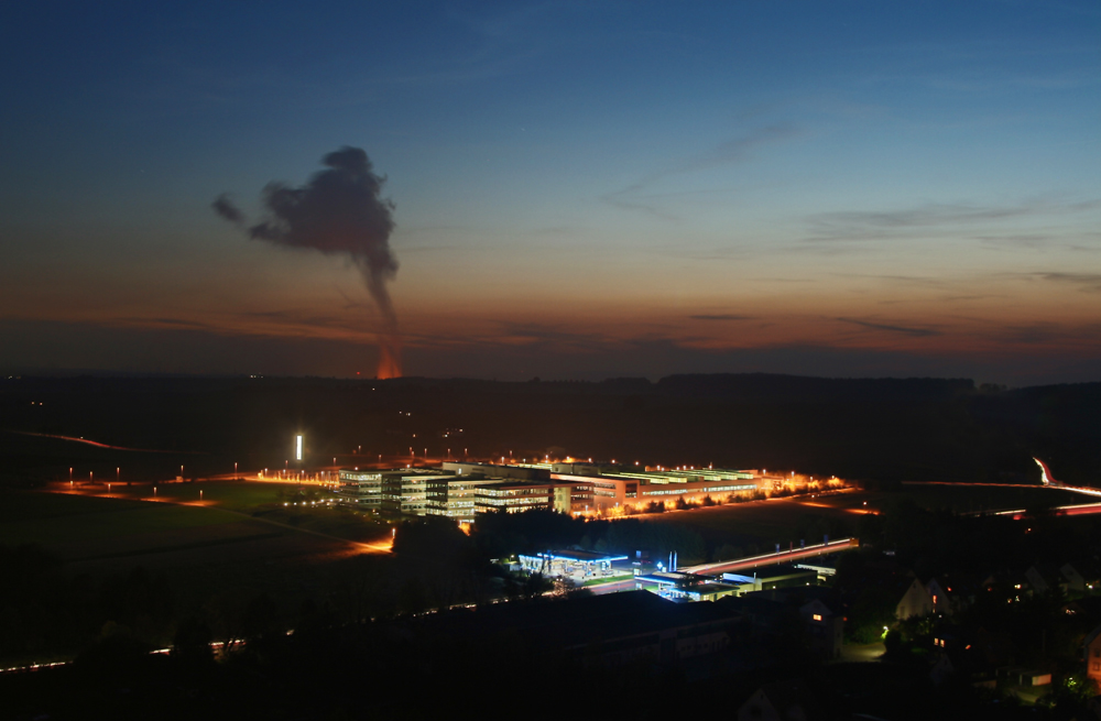 Abendhimmel, Industriegebäude und Tankstelle