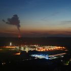 Abendhimmel, Industriegebäude und Tankstelle