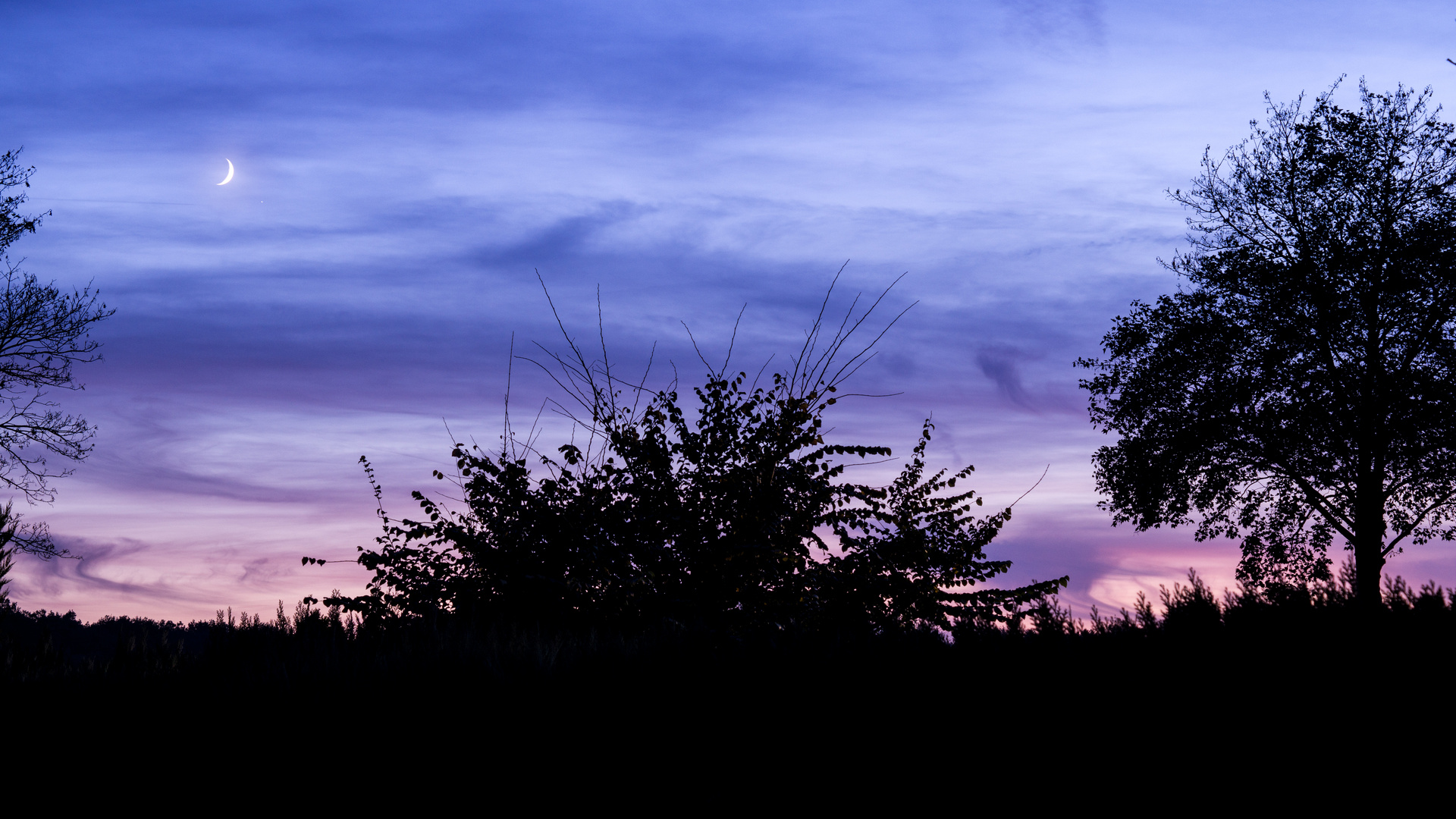 Abendhimmel: Jupiter hinter Neumond